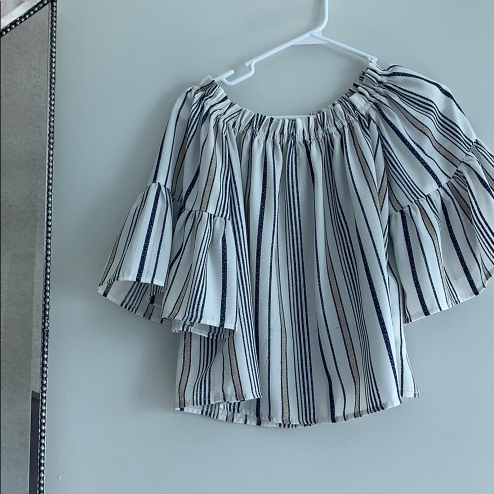 Beautiful over the shoulder blouse! ✨